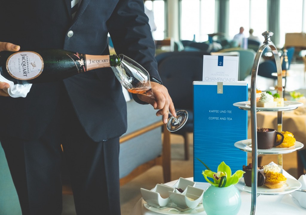De afternoon tea met een glaasje Champagne Jacquart