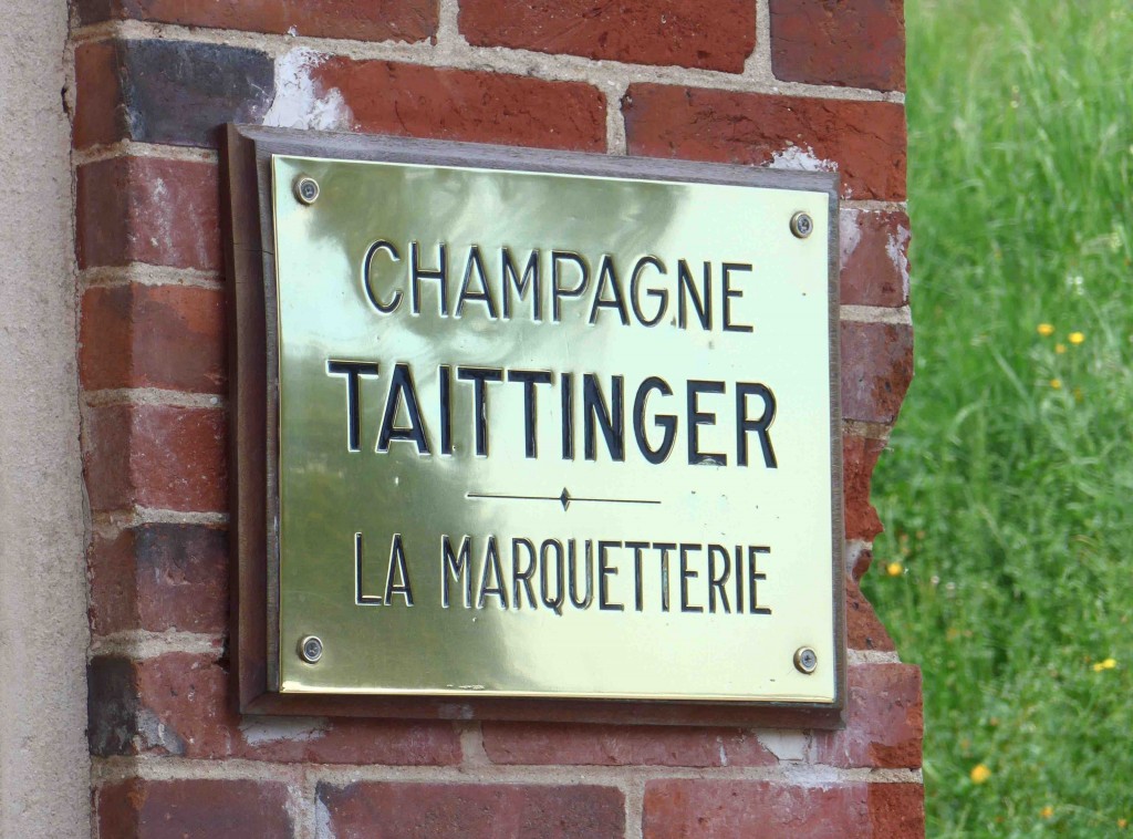 De koperen plaquette aan de poort van het château / Foto SG